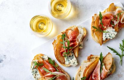 Làm bánh mì kẹp, bánh mì nướng và bánh mì Crostini ngon hơn bằng cách chà xát tỏi nhanh