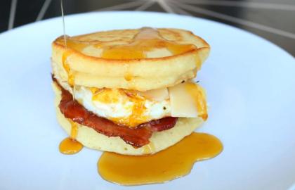 Món bánh mì kẹp ăn sáng bằng bánh kếp này ngon hơn món McGriddle