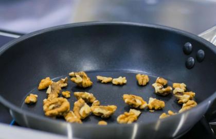 Nướng khô một số loại hạt để có một bát ngũ cốc ngon hơn