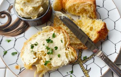 Biến nước sốt tỏi của Papa John thành một loại bơ hợp chất lạ mắt