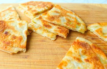 Bạn Nên Làm Bánh Kếp Hành Lá Bằng Giấy Bọc Bánh Bao