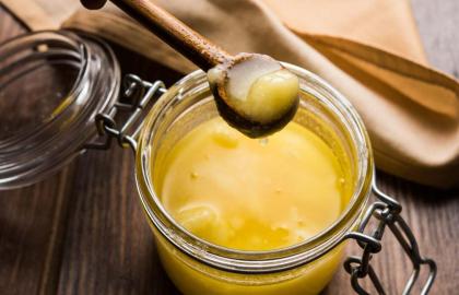 Giữ một lọ bơ tan chảy gần bếp của bạn