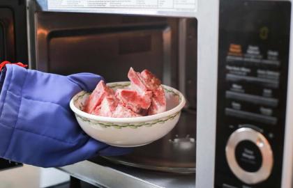 Tại sao chức năng rã đông của lò vi sóng của bạn kém hiệu quả (và thay vào đó phải làm gì)