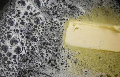 Làm nước sốt Pháp cầu kỳ này từ bơ và nước