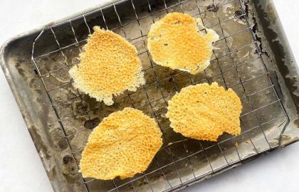 Làm một ít phô mai chiên giòn trong lò vi sóng của bạn