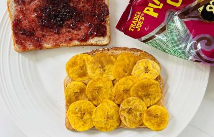 Đặt một ít chuối chiên vào PB&J