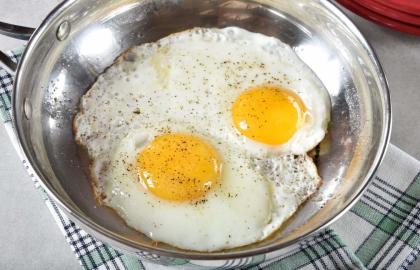 Bạn hoàn toàn có thể nấu trứng trong chảo thép không gỉ