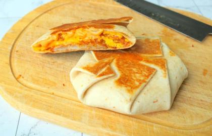 Cách làm món Crunchwrap bữa sáng của Taco Bell tại nhà