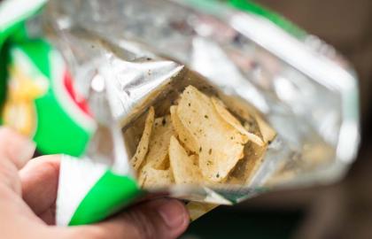 Có một cách tốt hơn để mở túi đồ ăn nhẹ đó