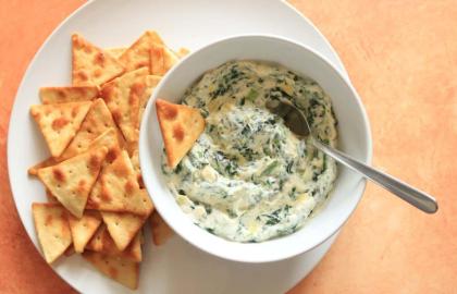 Làm món nhúng rau bina và atisô này với ba nguyên liệu và lò vi sóng