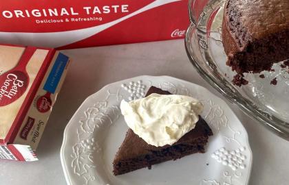 Biến một hộp hỗn hợp bánh và lon soda thành một chiếc bánh thuần chay sang trọng