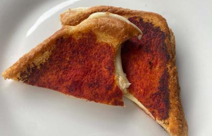 Nhận một ít bột cà chua trên bánh mì kẹp phô mai nướng của bạn