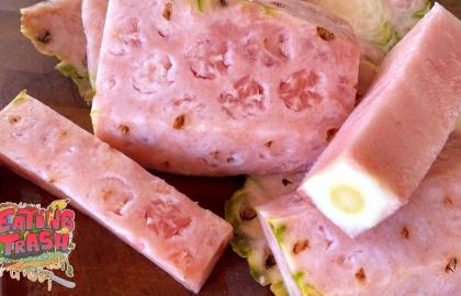 Cho lõi dứa đông lạnh vào chai nước của bạn