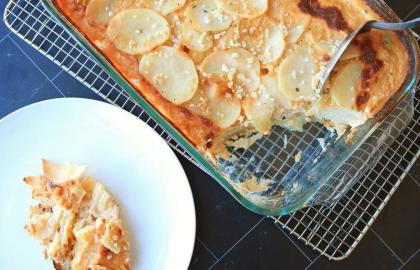 Làm món khoai tây lười biếng này au Gratin với nước sốt Alfredo