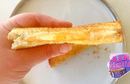 Bánh mì tỏi chiên phô mai nướng là một món ngon thích thú