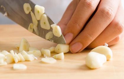 Cách dễ nhất để khử mùi tỏi trên tay