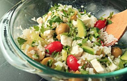 Sử dụng cơm thừa để làm món salad ấm áp, dễ chịu