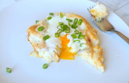 Chiên một quả trứng trong một vòng khoai tây nghiền