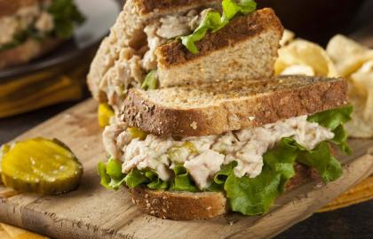 Cho món salad cá ngừ của bạn một chút giòn mà không cần cần tây