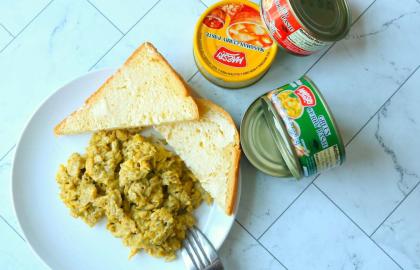 Trộn trứng trong một thìa bột cà ri Thái