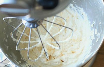 Làm kem phủ mịn từ sữa đặc có đường và bơ