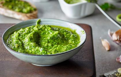 Cách làm Pesto từ bất kỳ loại thảo mộc xanh, lá nào