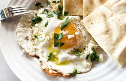 Chiên trứng trong đống Feta vụn