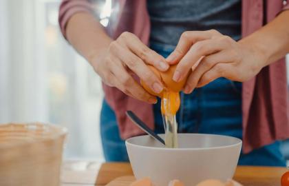 Cách tốt nhất để chia đôi một quả trứng khi bạn đang cắt đôi một công thức nấu ăn