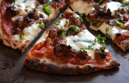 Đun nóng bánh pizza còn sót lại trong chảo để làm giòn lại lớp vỏ 