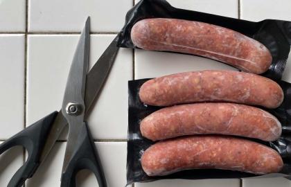 Cách tốt nhất để mở một gói xúc xích