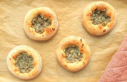 Làm món Bialys tự làm bằng bột bánh pizza đóng gói