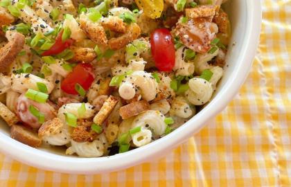 Trộn món salad mì ống của bạn với một bồn Dip