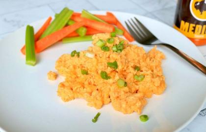 Làm món trứng bác béo hơn, cay hơn với nước sốt trâu