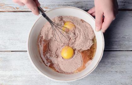 Đừng quên nêm gia vị cho hỗn hợp bánh của bạn