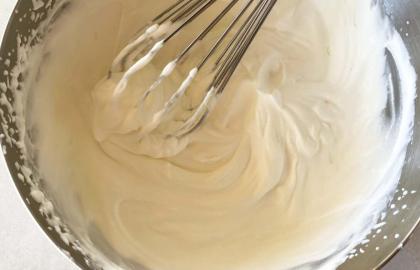 Kết hợp kem chua và kem đánh bông để tạo ra món bánh phủ kem đáng kinh ngạc này