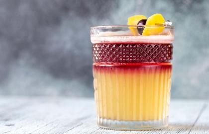 Cách dễ nhất để pha một ly cocktail mà không cần thìa pha chế