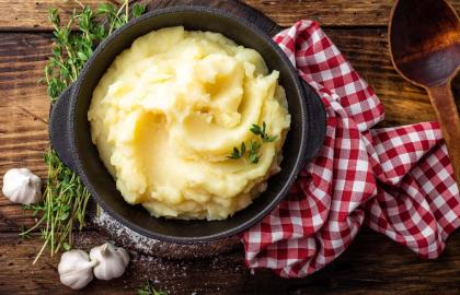 Luộc khoai tây nghiền cùng tỏi và hương liệu