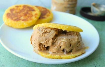 Làm bánh kẹp kem ngon hơn với Arepa nướng
