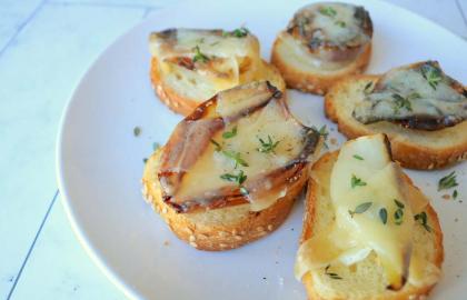 Làm món súp hành tây kiểu Pháp cầm tay