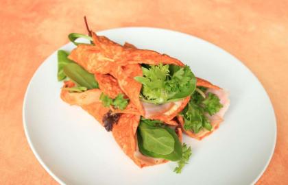 Làm món bánh bọc lòng trắng trứng ngon hơn với ớt đỏ nướng