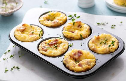 Cách nướng trứng trong hộp bánh nướng xốp cho một buổi sáng dễ dàng