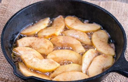 Bạn nên xào táo trong bơ trước khi nướng cùng chúng