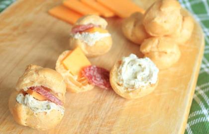 Bánh Choux Puffs thơm ngon là nơi tổ chức bữa tiệc