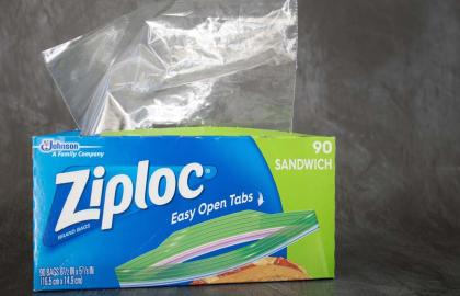 Sử dụng túi Ziploc để tách chất béo ra khỏi thịt gà tây nhỏ giọt của bạn