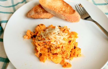 Đánh trứng trong món Salsa Macha cay