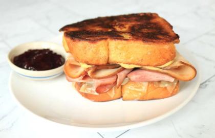 Làm món bánh mì kẹp cho bữa sáng tiếp theo của bạn trên bánh mì nướng kiểu Pháp