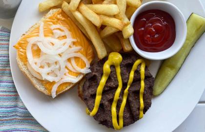 Bánh quế nhân thịt bò để có món bánh mì kẹp thịt nhanh chóng và dễ dàng