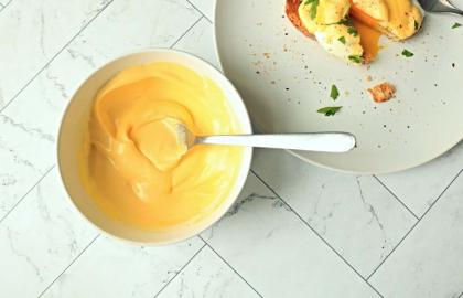 Sử dụng Trứng luộc chín để giữ cho món Hollandaise của bạn không bị vỡ