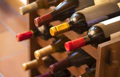 7 cách để mở chai rượu mà không cần dụng cụ vặn nút chai