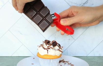 Cạo một thanh sô cô la để trang trí dễ dàng, trang nhã